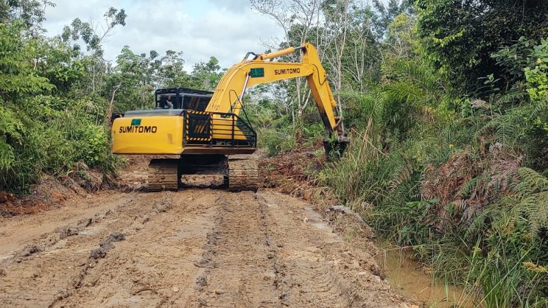 Excavator Dikerahkan, Pelebaran Jalan di Desa Wungkur Baru Dikebut Satgas TMMD